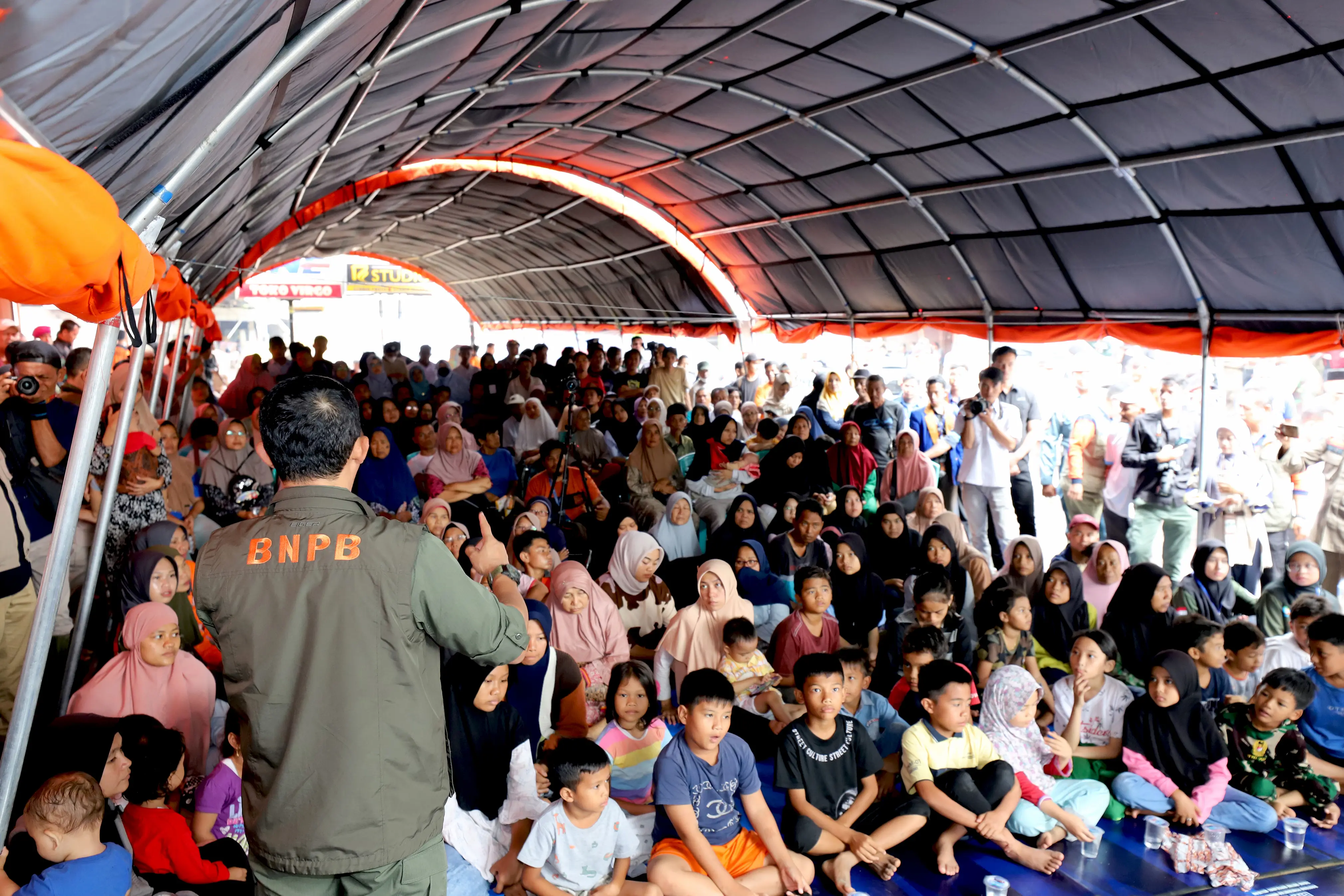 Kepala Badan Nasional Penanggulangan Bencana (BNPB) Letjen TNI Suharyanto S.Sos., M.M meninjau dua lokasi pengungsian warga terdampak banjir lahar hujan di Simpang Manunggal, Kecamatan Lima Kaum, Kabupaten Tanah Datar dan Pos Pengungsian di Bukik Batabuah, Kecamatan Canduang, Kabupaten Agam pada Rabu, (15/5).